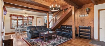 Nana`s Garden Home, 3 Bdrm, 2 Bath Home, Hot Tub!