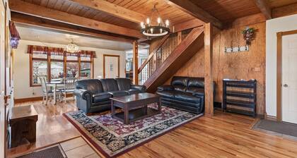 Nana`s Garden Home, 3 Bdrm, 2 Bath Home, Hot Tub!