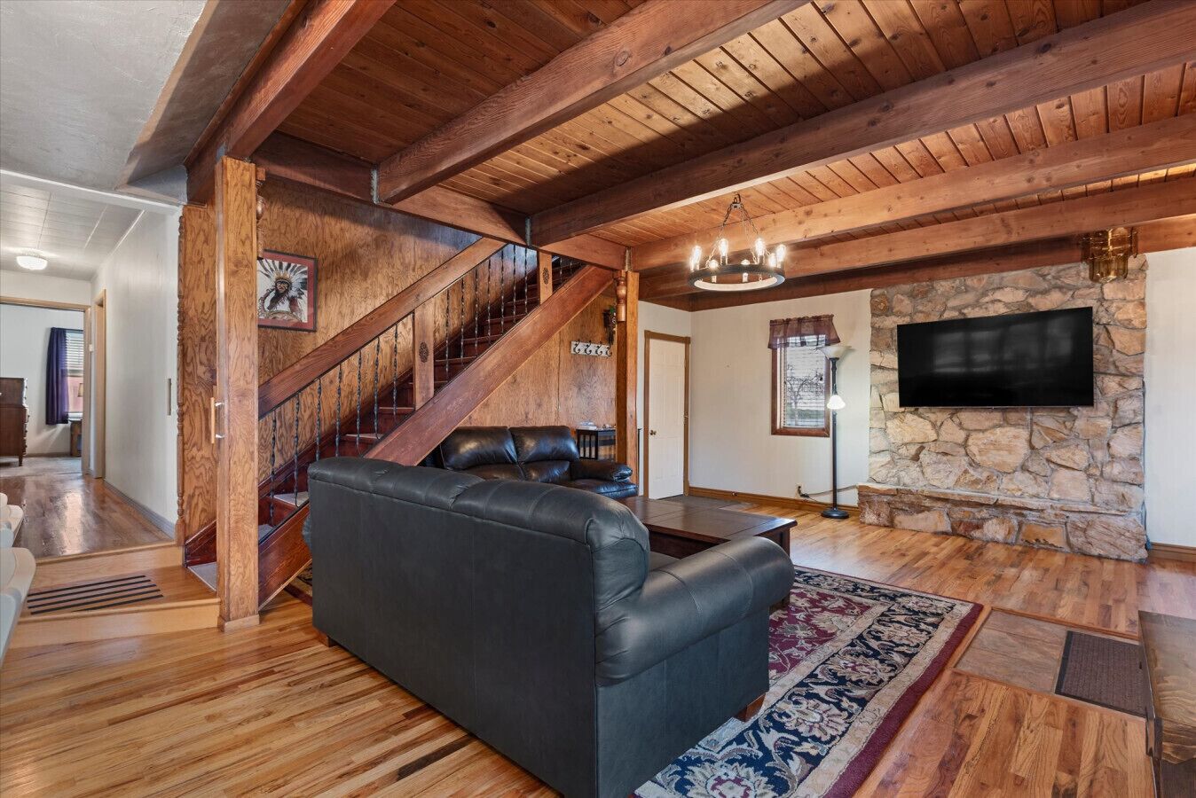 电视、壁炉、书