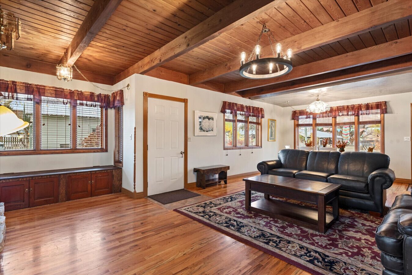 电视、壁炉、书