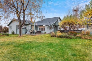 Exterior - Nana's Garden Home, 3 Bdrm, 2 Bath Home (Baker City)