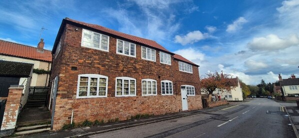 Exterior - Spacious & Luxury 2BR Flat in Calverton (Calverton)