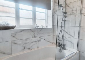 Luxury Apartment, Private Bathroom | Bathroom - Spacious & Luxury 2BR Flat in Calverton (Calverton)