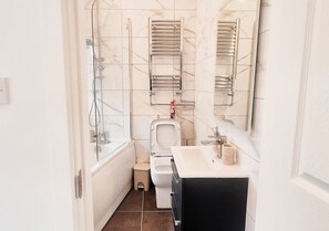 Apartment | Bathroom - Spacious & Luxury 2BR Flat in Calverton (Calverton)