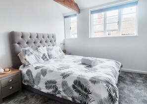 Apartment | Blackout drapes, iron/ironing board, free WiFi - Spacious & Luxury 2BR Flat in Calverton (Calverton)