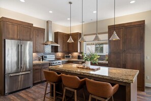 ثلاجة، ميكروويف، فرن، موقد طهي مسطح