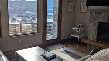 Een televisie, een open haard en een kantoor