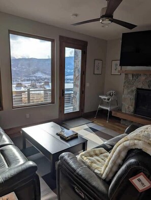 Een televisie, een open haard en een kantoor