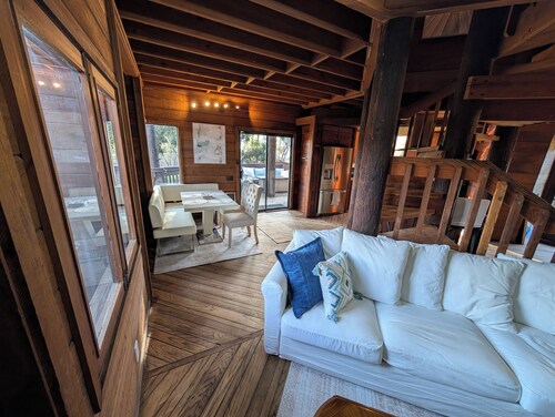 Beautiful Redwood Cabin, Hot Tub, 2 Fireplaces, 2 Masters, Theater 80" TV.