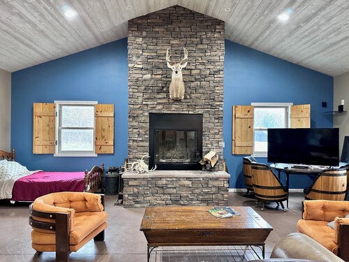 Family Retreat with pond, pool table and double bunks.