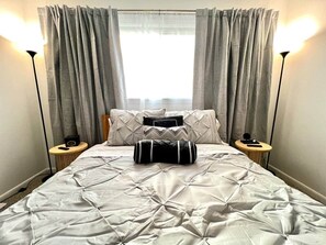 3 bedrooms, iron/ironing board, WiFi, bed sheets - Forest Green Gem (3bd/1bth) close to downtown (Ann Arbor)