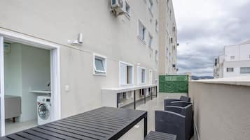 Basic Apartment | Outdoor dining