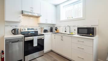 Departamento Confort, 2 habitaciones, cocina | Cocina privada | Refrigerador con congelador, microondas, horno y parrilla de estufa