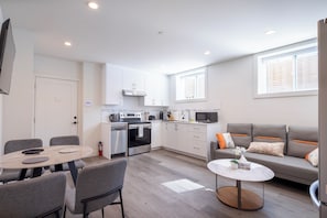 Comfort Apartment, 2 Bedrooms, Kitchen | Living area - New Bright 2BR Vivian Suite (Vancouver)