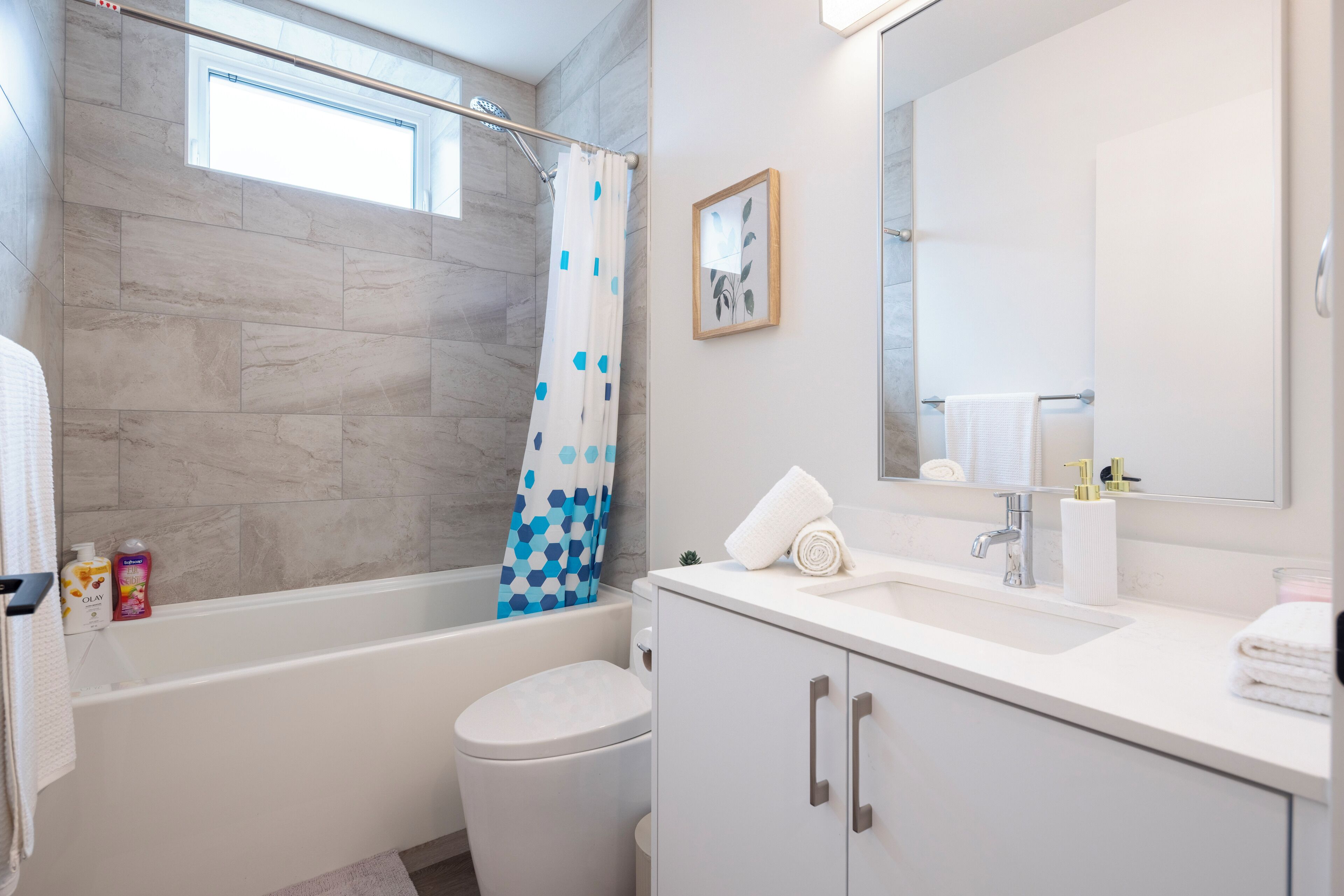 Comfort Apartment, 2 Bedrooms, Kitchen | Bathroom | Combined shower/tub, free toiletries, hair dryer, towels