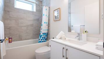 Comfort-Apartment, 2 Schlafzimmer, Küche | Badezimmer | Duschwanne, kostenlose Toilettenartikel, Haartrockner, Handtücher