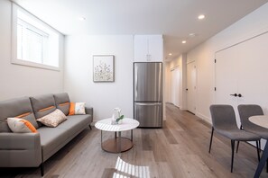 Comfort Apartment, 2 Bedrooms, Kitchen | Living area - New Bright 2BR Vivian Suite (Vancouver)