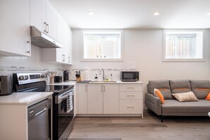 Comfort-Apartment, 2 Schlafzimmer, Küche | Eigene Küche | Großer Kühlschrank, Mikrowelle, Ofen, Herdplatte