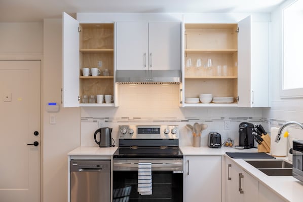 Comfort Apartment, 2 Bedrooms, Kitchen | Private kitchen | Full-sized fridge, microwave, oven, stovetop - New Bright 2BR Vivian Suite (Vancouver)