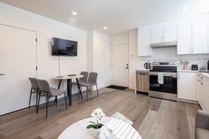 Living area - New Bright 2BR Vivian Suite (Vancouver)