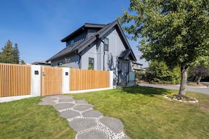 Vista frontal de la propiedad