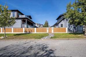 Front of property - New Bright 2BR Vivian Suite (Vancouver)