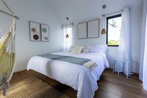 Tabla de planchar con plancha, wifi gratis y ropa de cama 