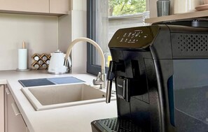 ثلاجة، فرن، موقد طهي مسطح، غسالة أطباق