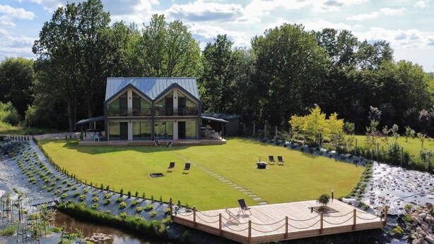 A modern two-story house with a large lawn, a wooden deck, and a pond. - Cozy home in Sianowo with house sea view (Sianowo)