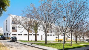 Un bâtiment blanc avec une enseigne sur le côté indiquant « Campo & Hogar ».