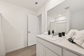 Bruser, hårtørrer, håndklæder, Sæbe