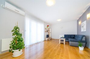 Apartment | Living room - Apartment With Pool and Rattan Balcony (Zadar)