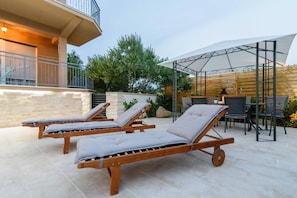 Outdoor dining - Apartment With Pool and Rattan Balcony (Zadar)