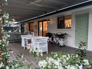 Outdoor dining - 4BR Elanora Oasis Family Retreat w/ Pool, shops, 5 mins to best beaches on GC! (Elanora)