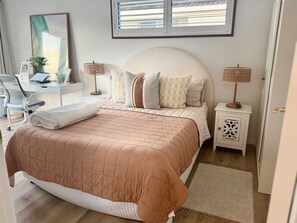 Tabla de planchar con plancha, internet y ropa de cama 