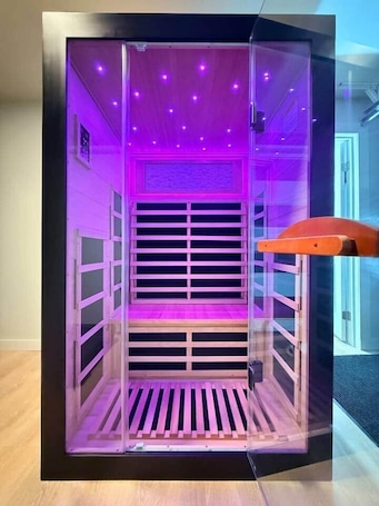 Sauna. Huge Private Suite w/ Pool Table, Sauna & Fire Pit