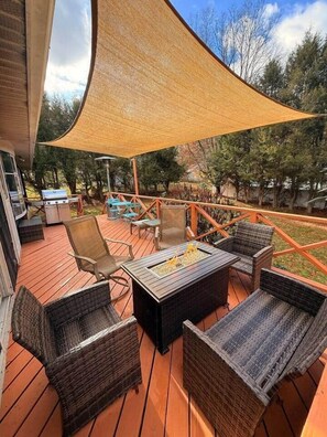 Outdoor dining - Huge Private Suite w/ Pool Table, Sauna & Fire Pit (Ellenville)