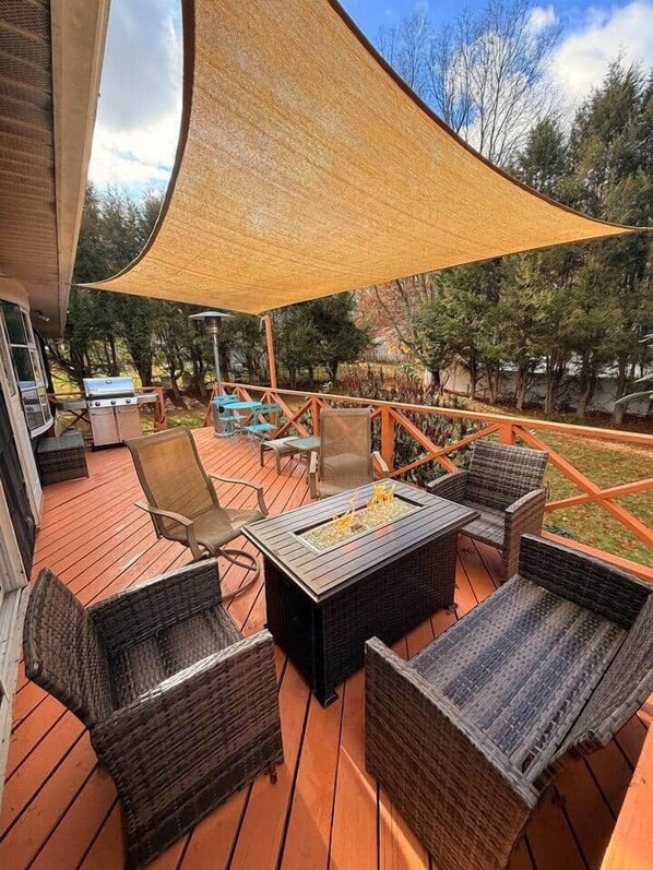 Outdoor dining - Huge Private Suite w/ Pool Table, Sauna & Fire Pit (Ellenville)