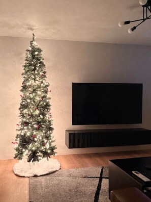 Interior - Huge Private Suite w/ Pool Table, Sauna & Fire Pit (Ellenville)