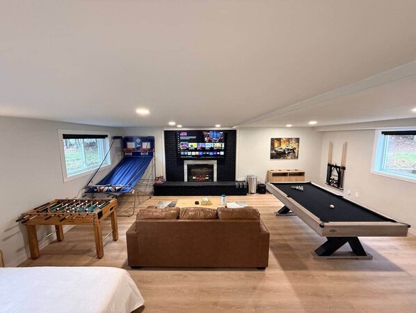 Game room - Huge Private Suite w/ Pool Table, Sauna & Fire Pit (Ellenville)