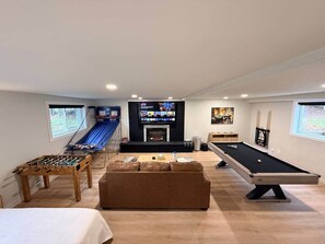 Game room - Huge Private Suite w/ Pool Table, Sauna & Fire Pit (Ellenville)