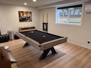 Games room - Huge Private Suite w/ Pool Table, Sauna & Fire Pit (Ellenville)