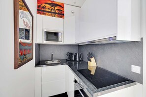 Departamento | Cocina privada | Refrigerador, microondas, horno y parrilla de estufa 