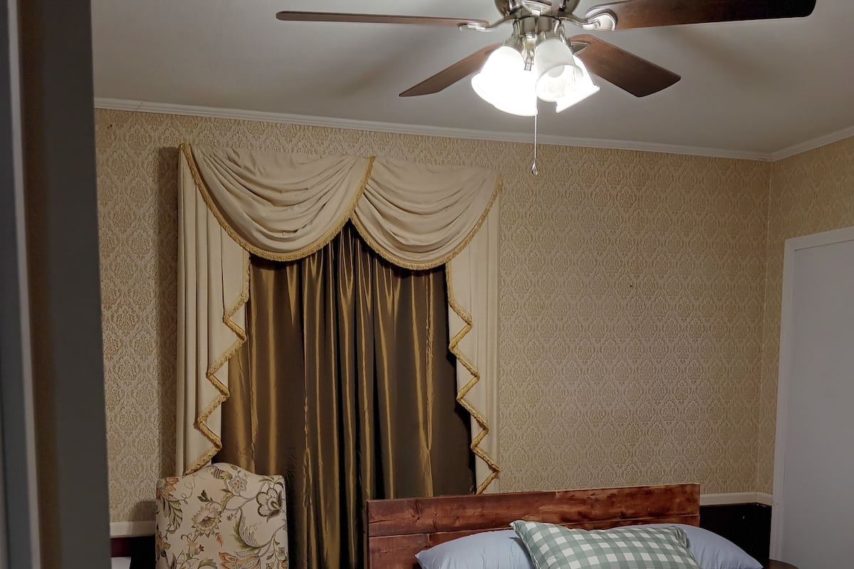 مكتب ومساحة عمل للكمبيوتر المحمول وواي فاي مجانًا