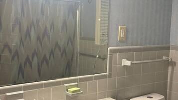 豪華客房, 城市景 | 浴室 | 獨立浴缸及淋浴設備、提供毛巾、番梘、洗頭水