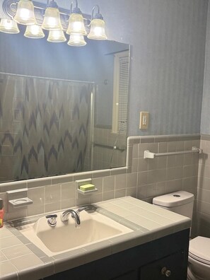 豪華客房, 城市景 | 浴室 | 獨立浴缸及淋浴設備、提供毛巾、番梘、洗頭水