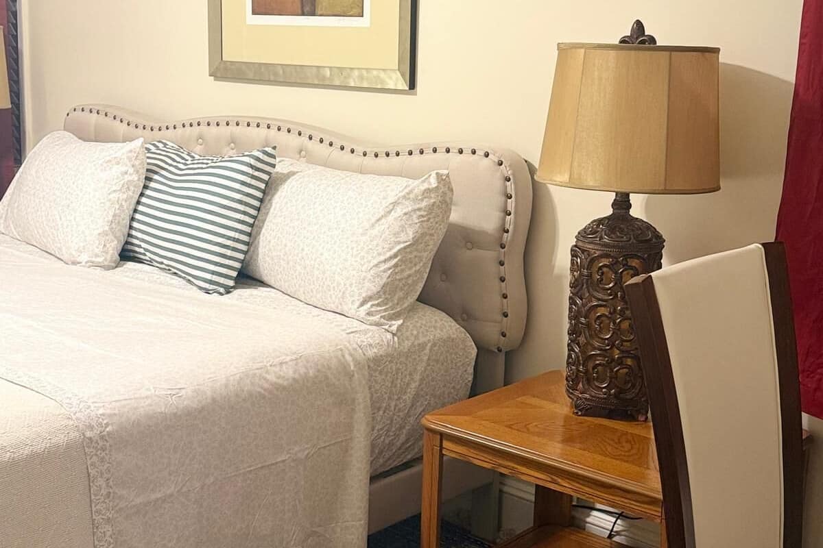 مكتب ومساحة عمل للكمبيوتر المحمول وواي فاي مجانًا