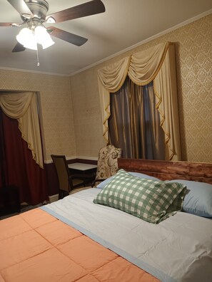 Økonomirom | Skrivebord, skrivebord for bærbar PC og wi-fi (inkludert)