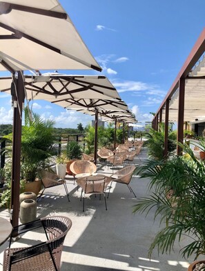 Outdoor dining - Beautiful & Spacious 3 Bedroom Miami Home – Perfect for Families & Groups. (Miami)
