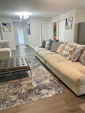Smart TV - Beautiful & Spacious 3 Bedroom Miami Home – Perfect for Families & Groups. (Miami)